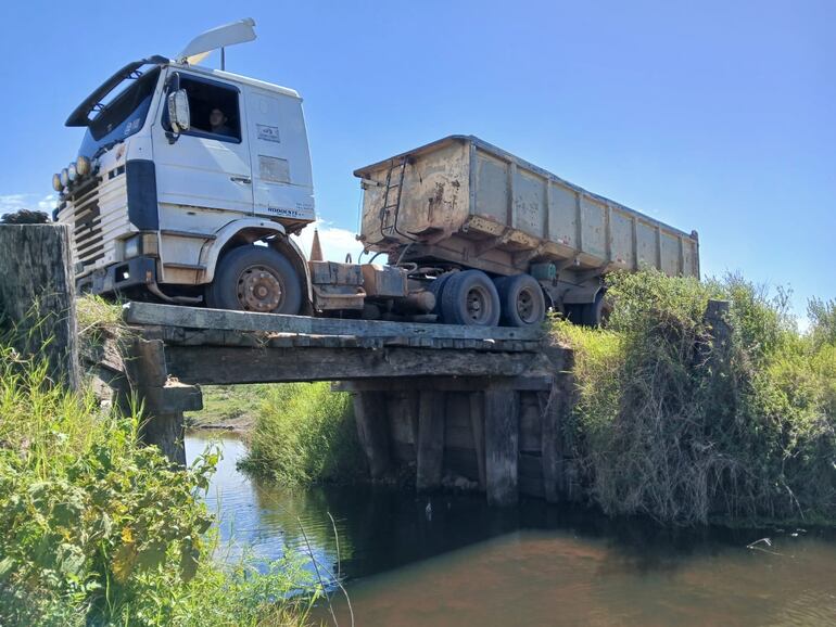 Un camión pasa sobre un viejo puente que une la ciudad dePilar con Laureles, necesita una urgente reparación.