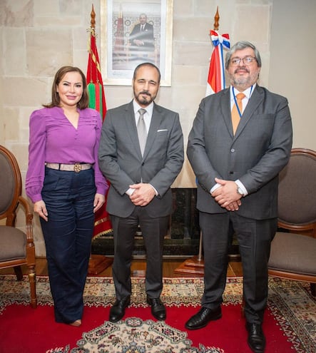 La senadora expulsada del PLRA, Noelia Cabrera; el embajador de Marruecos, Badreddine Abelmoumni, y Omar Rodríguez, director de gabinete del Parlasur.