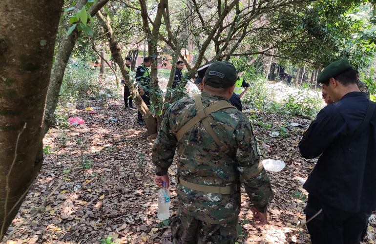 Policías realizan un rastrillaje en busca del evadido.