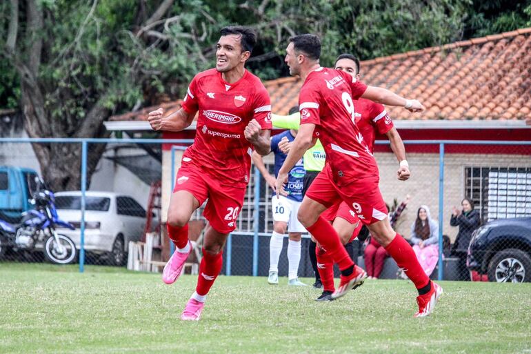 F Festejo goleador de Luis Galeano, en compañía de Fabián Ovejero. (Foto: APF)