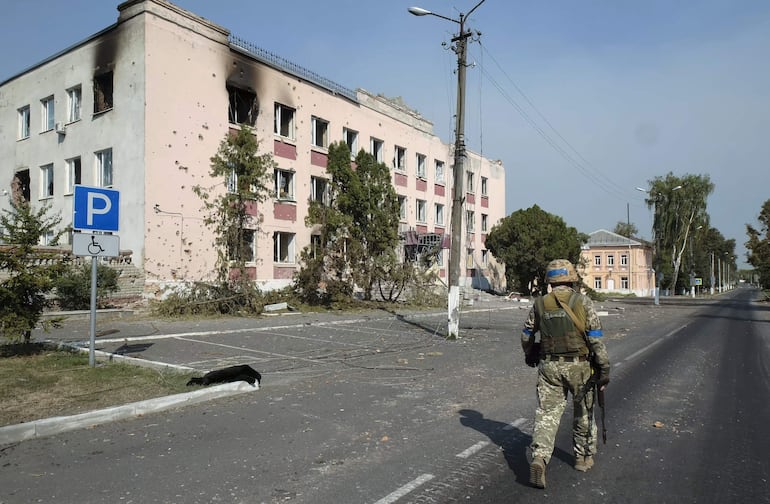 Un militar ucraniano camina cerca de edificios dañados en el centro de la ciudad de Sudzha, en el territorio controlado por Ucrania de la región rusa de Kursk.