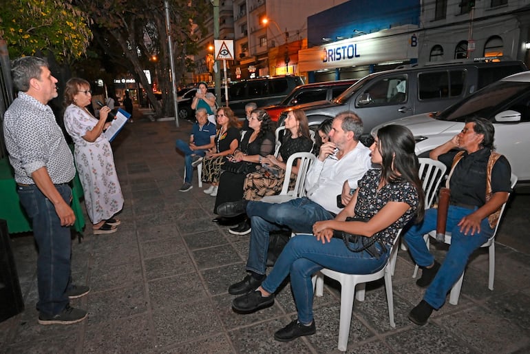 Escritores se manifestaron frente la Plaza Uruguaya exigiendo a Nenecho el pago de premios literarios y fondos municipales