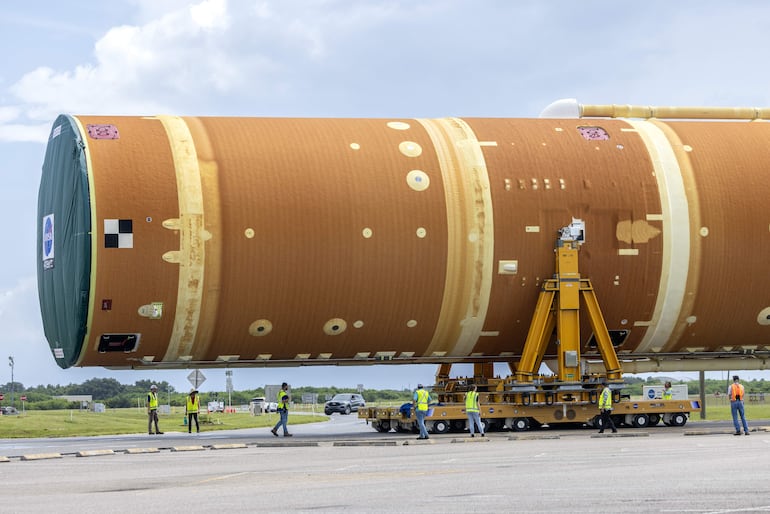 Cohete del Sistema de Lanzamiento Espacial de la NASA. Experimentos con materiales compuestos para el diseño y construcción de aeronaves, el arreglo de cámaras satelitales, instrumentación electrónica, computadoras, sensores ambientales, entre otros componentes espaciales mexicanos serán parte de una misión de la Administración Nacional de Aeronáutica y el Espacio de Estados Unidos (NASA). Foto ilustrativa.