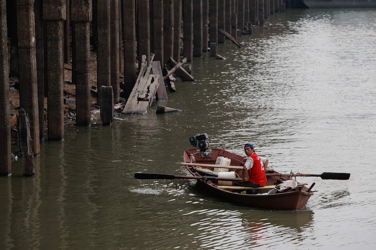 Un hombre navega en el río Paraguay, en Asunción.