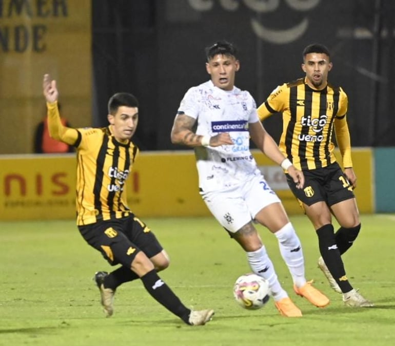 Guaraní y 2 de Mayo empataron sin goles