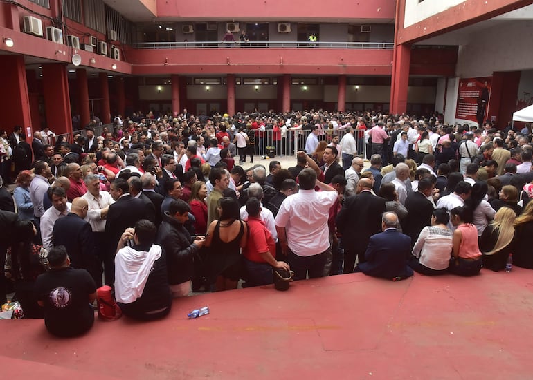 El patio de honor de la Junta de Gobieno de la ANR recibió ayer una  masiva concurrencia para saludar a Horacio Cartes.