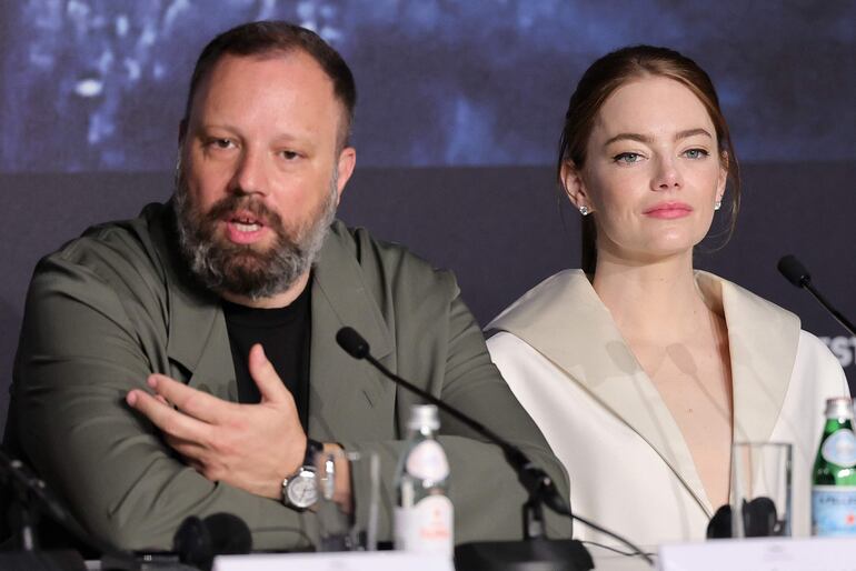 El cineasta griego Yorgos Lanthimos y la actriz Emma Stone durante una conferencia de prensa tras la presentación de "Kinds of Kindness" en el Festival de Cine de Cannes, el pasado viernes.