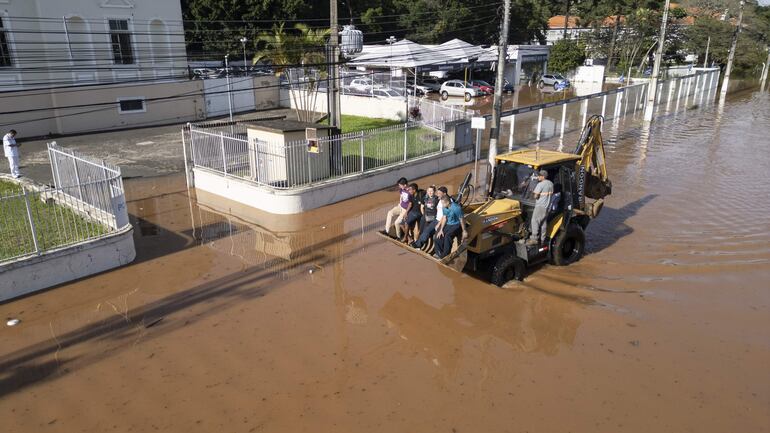 Fotografía aérea que muestra inundaciones en los alrededores del asilo Padre Cacique, que recibe apoyo del ejército para transportar insumos a los 100 adultos mayores que atiende, ubicado a orillas del lago Guaíba en la ciudad de Porto Alegre (Brasil). 