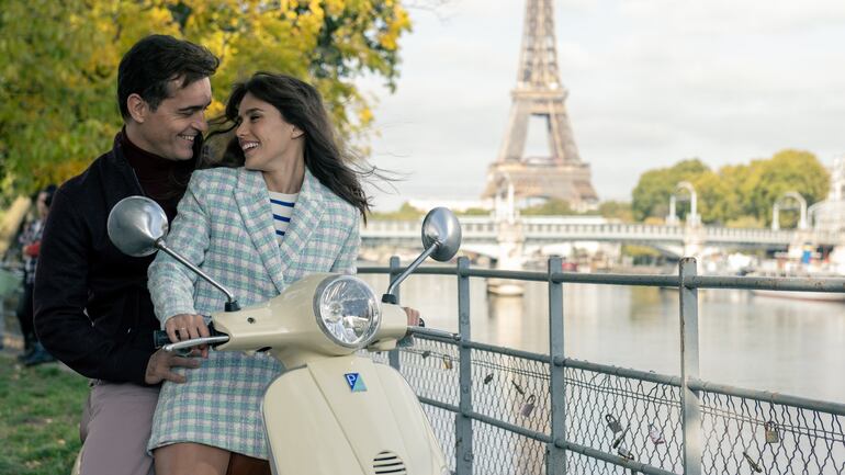 Pedro Alonso y Samantha Siqueiros en una escena de "Berlín", cuya acción tendrá como escenario a la ciudad de París.