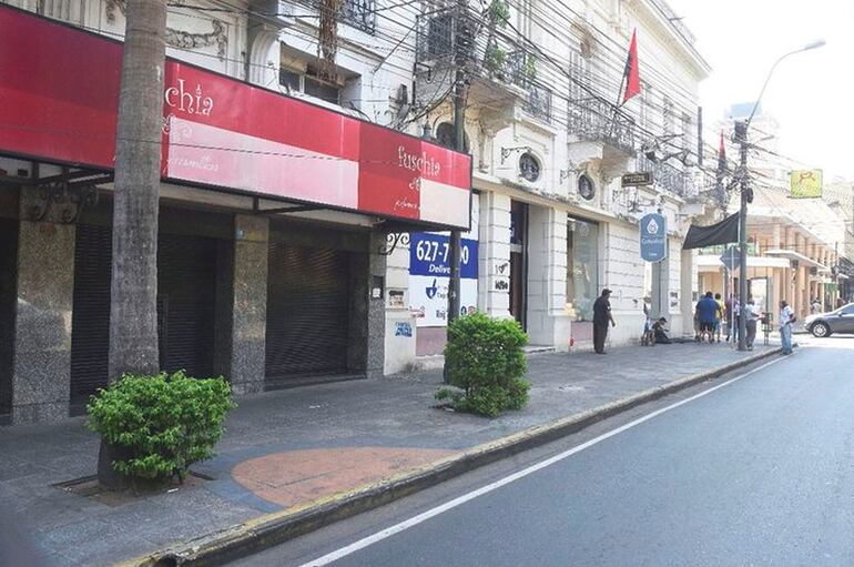 Calles vacías y negocios cerrados en el microcentro de Asunción.