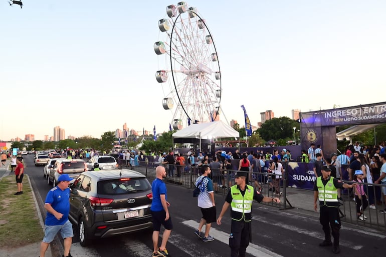 Hinchas de Racing y Cruzeiro en la costanera de Asuncion, copa Sudamericana, Silvio Rojas  22-11-2024