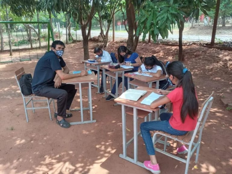 Niños estudiando bajo los árboles por falta de refacción de sus aulas en una escuela de Quiindy, en Paraguarí (Foto: Archivo de ABC Color).