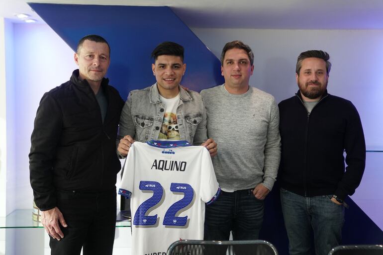 El argentino ex Cerro Porteño, Claudio Aquino, con la camiseta 22, durante la firma del contrato en Vélez Sarsfield.