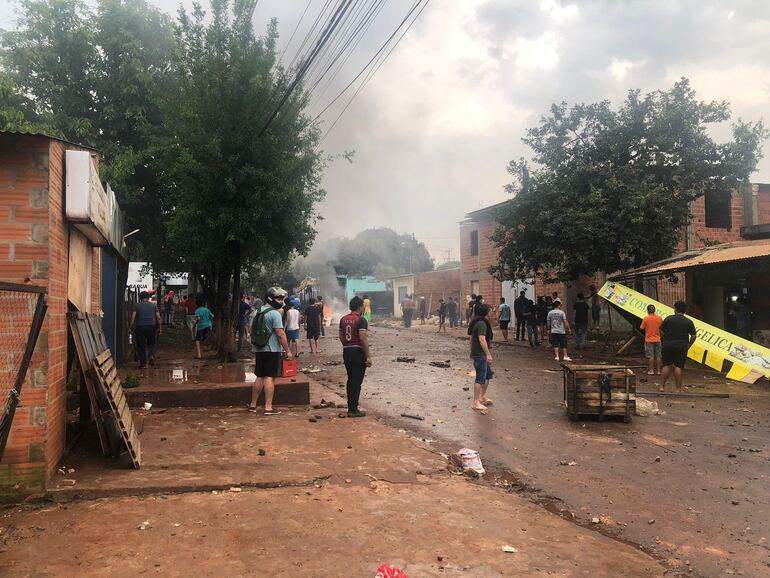 Una violento desalojo se registró esta mañana en el barrio Che La Reina de Ciudad del Este.