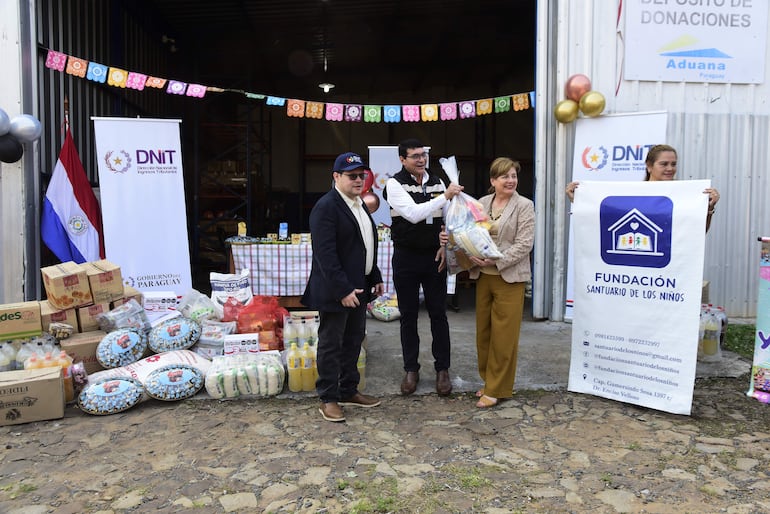 El director de la DNIT, Óscar Orué, estuvo en el acto de entrega de las donaciones.