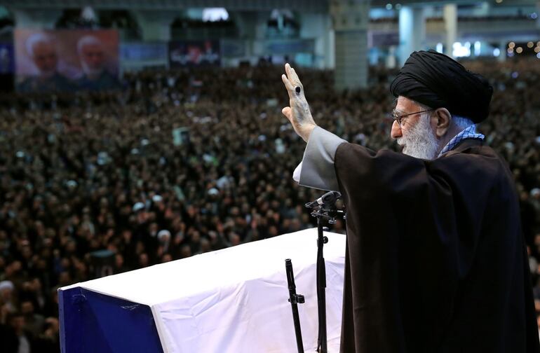 El líder supremo Alí Jamenei durante una ceremonia religiosa este viernes en Teherán, Irán.