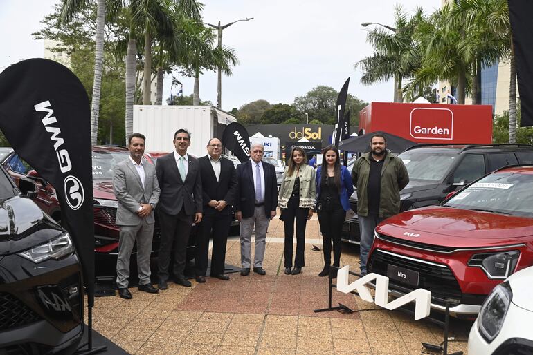 Autoridades de CADAM y de empresas distribuidoras de vehículos en la explanada de delSol Shopping.