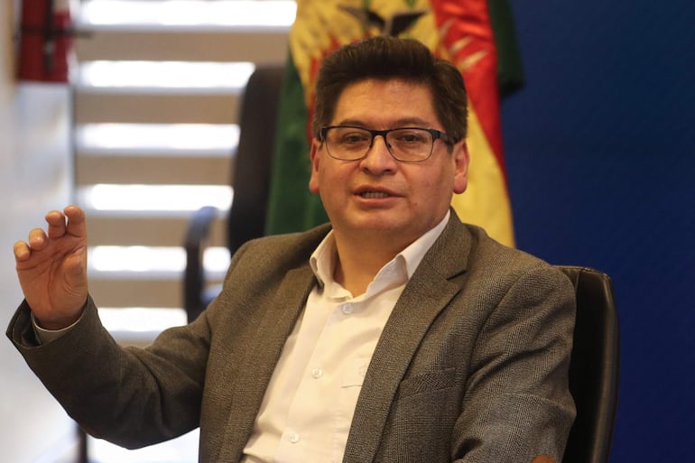 El ministro de Economía, Marcelo Montenegro, habla durante una conferencia de prensa en la sede del Ministerio de Economía, el 27 de julio de 2023, en La Paz (Bolivia). China pisa cada vez más fuerte en la economía boliviana no sólo por los préstamos al país, sino también por la creciente presencia de empresas del gigante asiático en áreas como la construcción, minería y ahora en la explotación del litio, además del uso de yuanes que impulsa el Gobierno del presidente boliviano, Luis Arce.