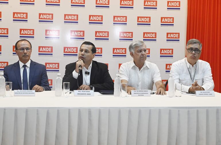 El ministro de Defensa Nacional, Gral. (R) Oscar González; el presidente de la ANDE, Ing. Félix Sosa; el ministro de la Secretaría de Emergencia Nacional, Cnel. (R) Arsenio Ramón Zárate y el gerente técnico de la ANDE, Ing. Miguel Báez. 