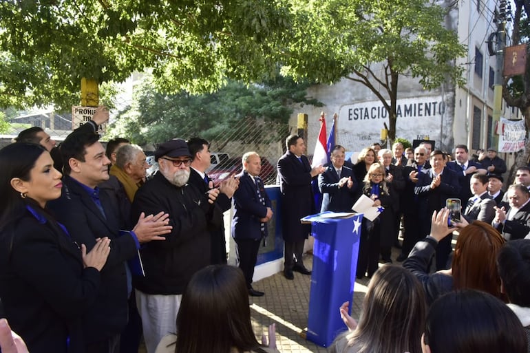 Los liberales se congregaron hoy frente a la sede de su partido para conmemorar su aniversario.