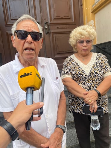 Jubilados y pensionados de la Caja Municipal de Jubilación reaccionaron ante el anuncio de las autoridades de la institución.