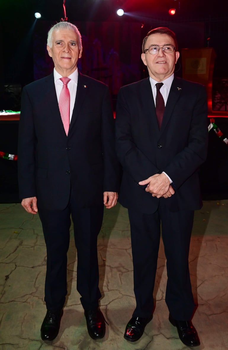  Juan Manuel Nungaray, embajador de México junto al Cnel. Liduvino Vielman.