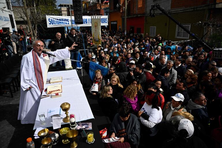 Sacerdotes argentinos oficiaron una misa en la parroquia Virgen de los Milagros de Caacupé, en Buenos Aires, para apoyar al papa Francisco ante las expresiones del presidenciable, Javier Milei.  (AFP)