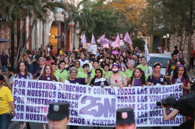 Cada 25 de noviembre, miles salen a las calles de Asunción para levantar sus voces contra la violencia hacia la mujer.