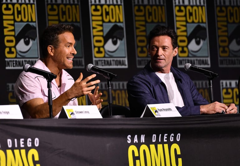 El actor canadiense Ryan Reynolds (izq.) y el actor australiano Hugh Jackman hablan en el escenario durante la celebración de "Deadpool y Wolverine" del evento para fanáticos de la vida durante la Comic Con International en San Diego, California.