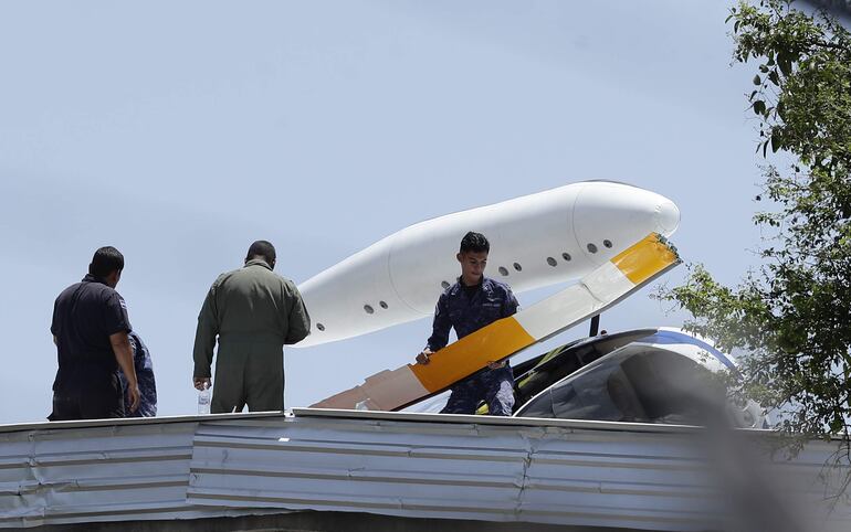 Miembros de Policía y Fuerza Área inspeccionan un helicóptero accidentado sobre el techo de la iglesia, hoy en el centro de San Salvador ( El Salvador). El helicóptero de la Policía Nacional Civil (PNC) cayó este martes sobre el techo de la Iglesia La Merced en San Salvador, sin que se reporten fallecidos, según informó la corporación policial.