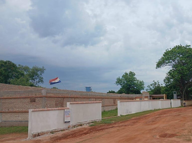 La parte del frente de la nueva construcción del hospital básico de Yataity del Norte ya se encuentra a la altura del techo