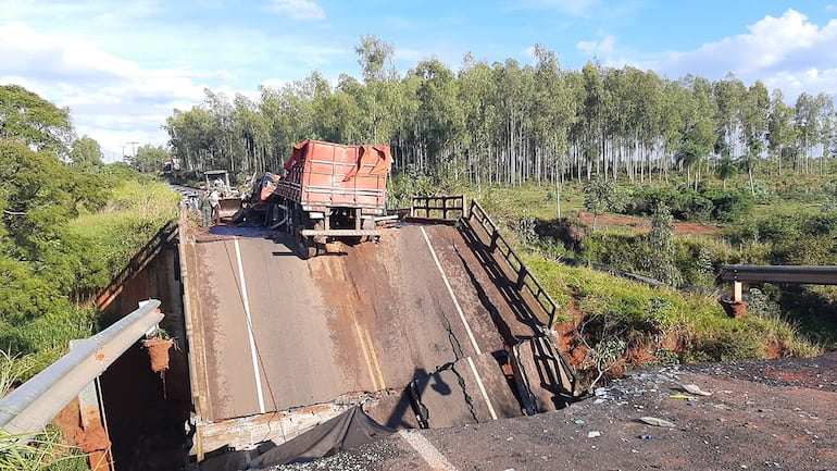 El puente que se derrumbó en junio del 2021 conecta el Cruce Tacuatí, ubicado a 2.000 m, con el centro de Tacuatí.