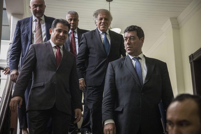 Luis Almagro (c-arriba), secretario general de Organización de los Estados Americanos (OEA), sale de una reunión con autoridades electorales y diputados guatemaltecos.