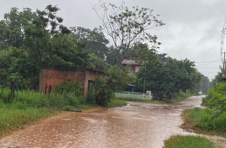 Caminos de arena y ripio anegado en Isla Bogado.