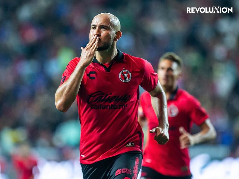 El paraguayo Carlos González, jugador del Tijuana, festeja un tanto en el triunfo 2-1 sobre Cruz Azul por la tercera fecha del torneo Apertura 2023, en Tijuana.