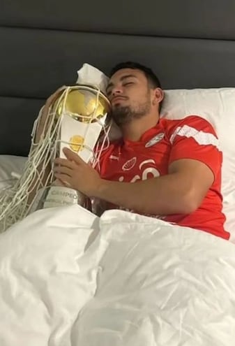 Fabrizio Peralta (21), con el trofeo de campeón. Su paso por el Flamengo fue clave para crecer.