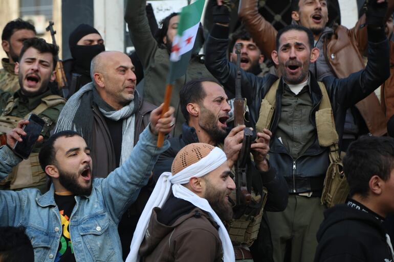 L.os rebeldes sirios celebran tras la toma de Damasco, en Homs, Siria