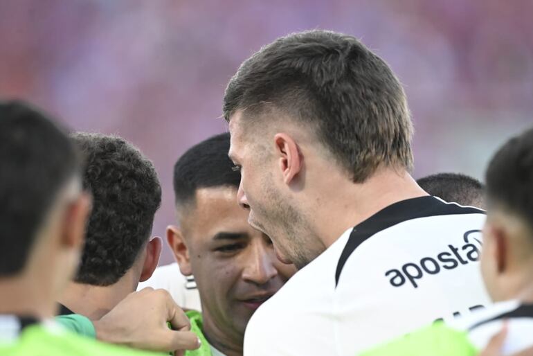 Los jugadores de Olimpia celebran un gol frente a Cerro Porteño por el superclásico del fútbol paraguayo en el estadio Defensores del Chaco, en Asunción, Paraguay.