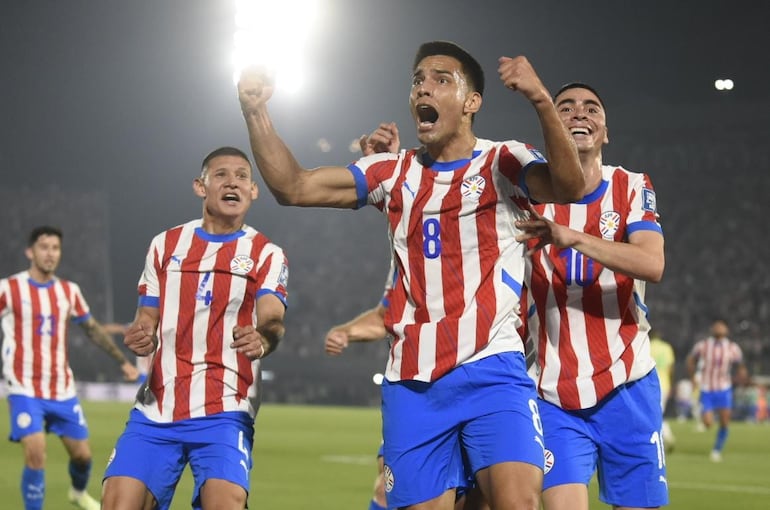 Diego Gómez, jugador de la selección de Paraguay, celebra un gol en el partido frente a Brasil por las Eliminatorias Sudamericanas 2026 en el estadio Defensores del Chaco, en Asunción.