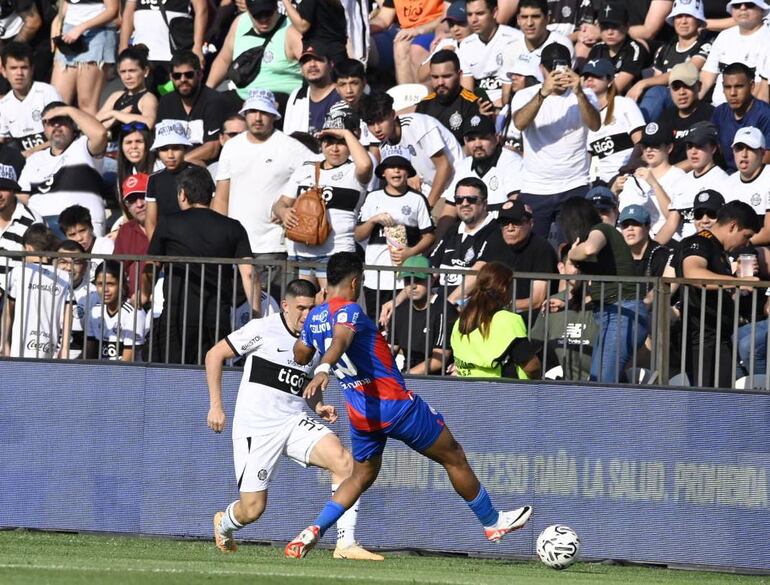 Facundo Zabala (Olimpia) encara la marca de Cecilio Domínguez (Cerro Porteño), en Para Uno.