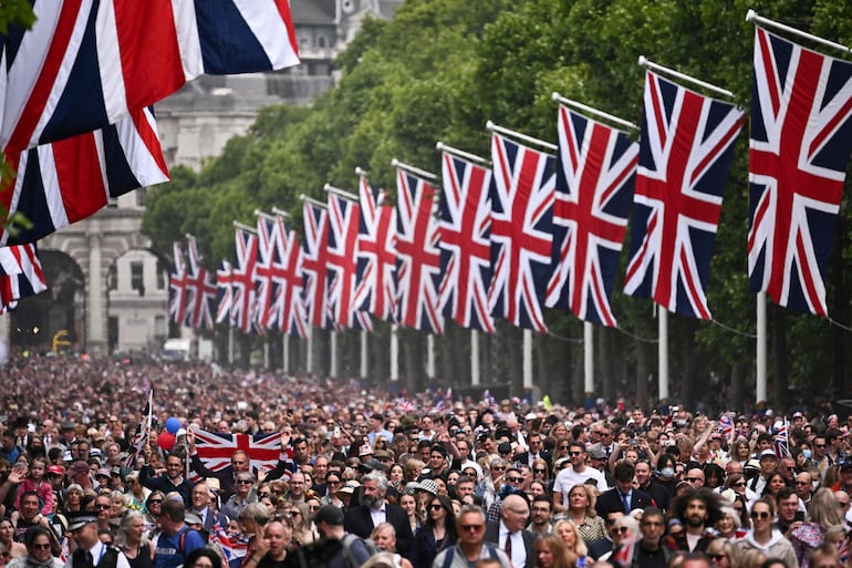 Una multitud participó de los inicios de los festejos en honor a la Reina Isabel. (AFP)