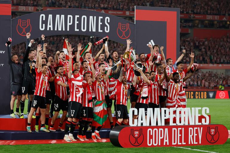 TOPSHOT - Athletic Bilbao's players celebrate victory at the end of the Spanish Copa del Rey (King's Cup) final football match between Athletic Club Bilbao and RCD Mallorca at La Cartuja stadium in Seville on April 6, 2024. (Photo by Jaime REINA / AFP)