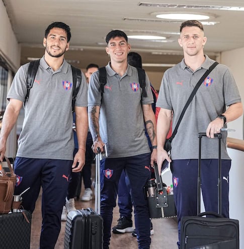 Cecilio Domínguez, Enzo Giménez y Jorge Morel, en la partida del plantel azulgrana rumbo a la ciudad española de Málaga, para la intertemporada.