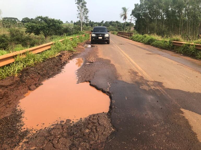 Enormes baches se observan en el trayecto de la ruta que une los distritos de Juan Eulogio Estigarribia y Raúl Arsenio Oviedo.