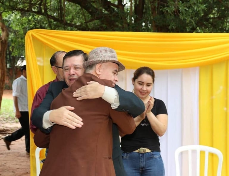 El presidente del Indert, Francisco Ruiz Díaz, abraza al dirigente César Fernández (con sombrerito).