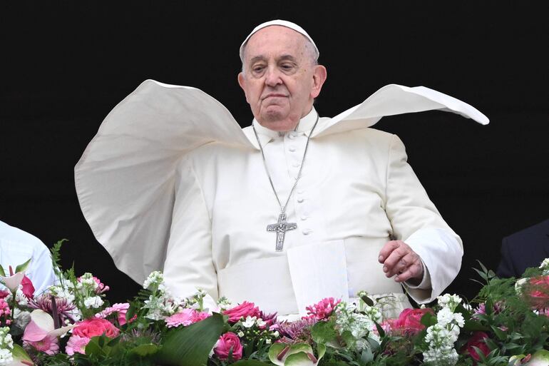 El viento levanta la mantilla del papa Francisco durante su mensaje 'Urbi et Orbi' de Pascuas, en la plaza de San Pedro en el Vaticano.
