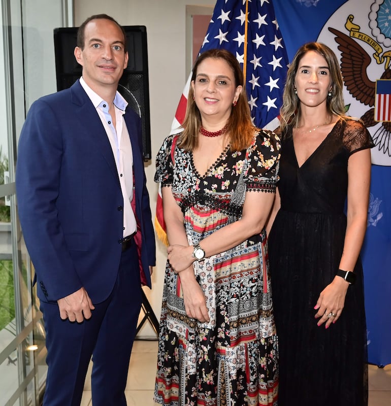 Gustavo Saba, Antonieta Pérez y Cecilia Netto.