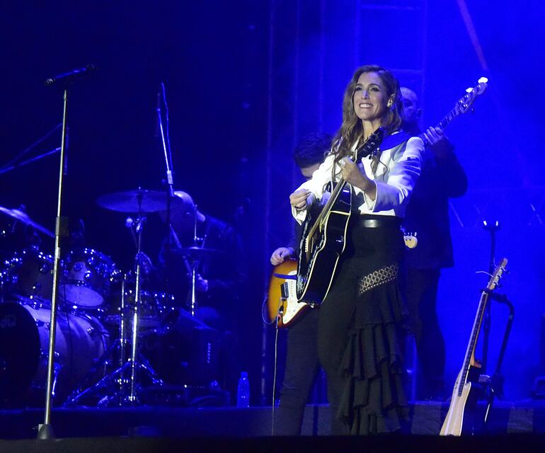 Soledad Pastorutti, con su guitarra en mano, dio inicio al concierto en el SND Arena. El instrumento fue solo para la primera canción y luego cantó, bailó y rockeó en el escenario.