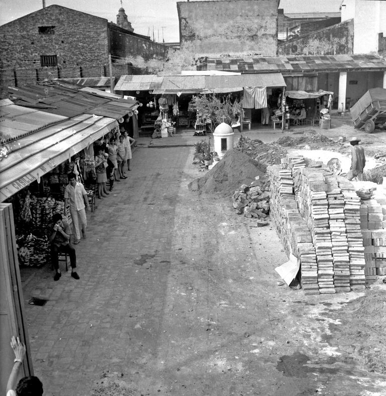 Clorinda-í al momento de la reconstrucción de casillas destruidas por un incendio en 1971.