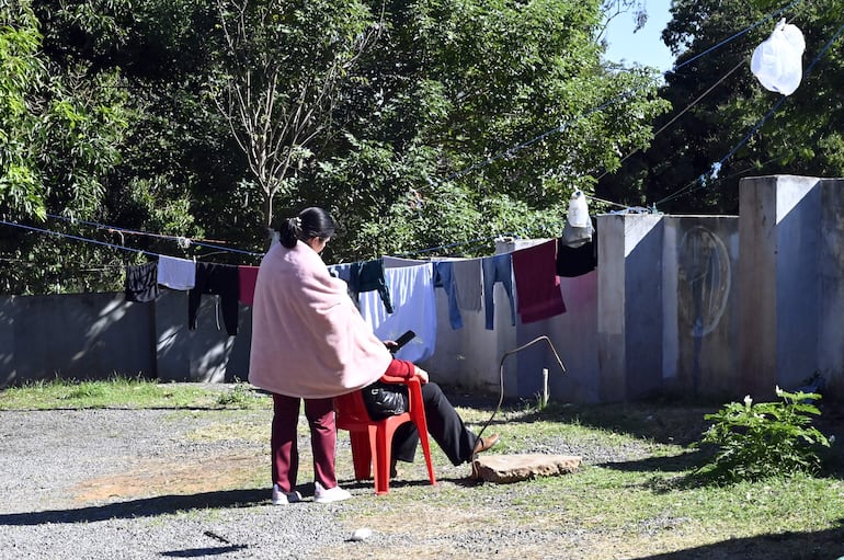 Familiares de internados en el Hospital Central de IPS se colocan bajo el sol, luego de la noche de intenso frío que pasaron en el albergue, donde hay todo tipo de carencias.